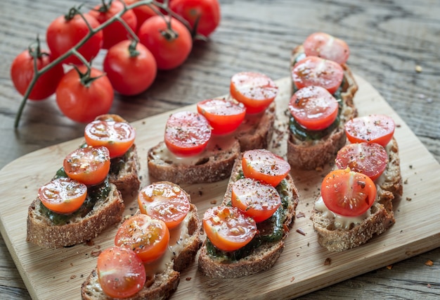 Toasts avec tahini et sauce à la menthe et tomates cerises