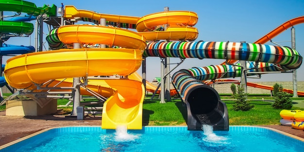 Toboggan aquapark coloré avec piscine pour tout le monde