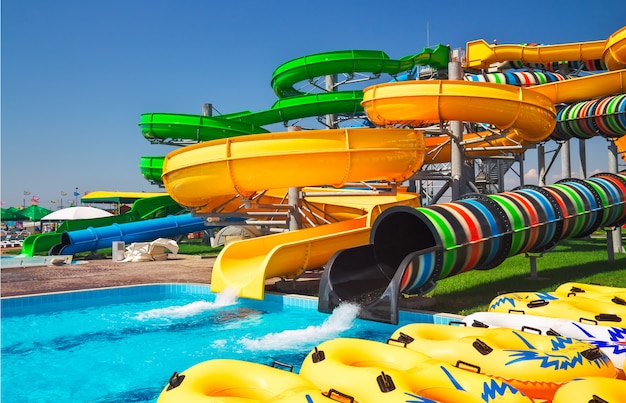 Toboggan aquapark coloré avec piscine pour tout le monde