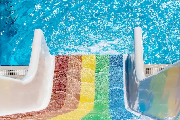 Photo toboggan aquatique de couleur arc-en-ciel près du dessus de la piscine vi