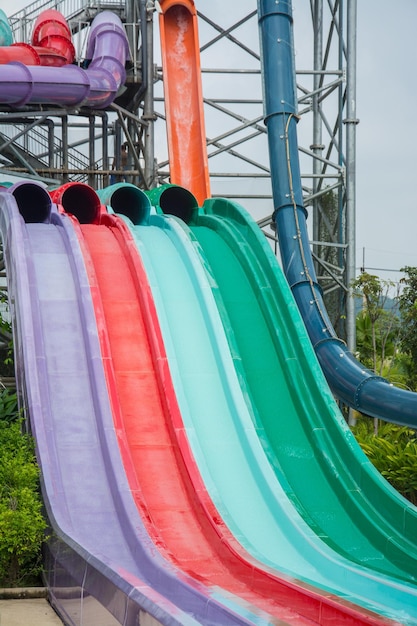 Photo toboggan en plastique coloré dans la piscine