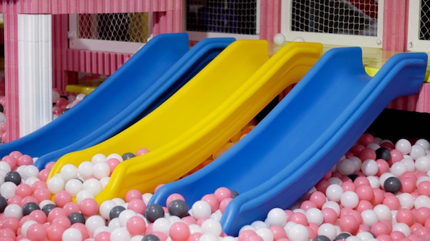 Un toboggan pour enfants et une piscine à balles sur l'aire de jeux intérieure permettent aux enfants de faire du sport, des exercices ou de l'éducation physique et de divertir l'activité