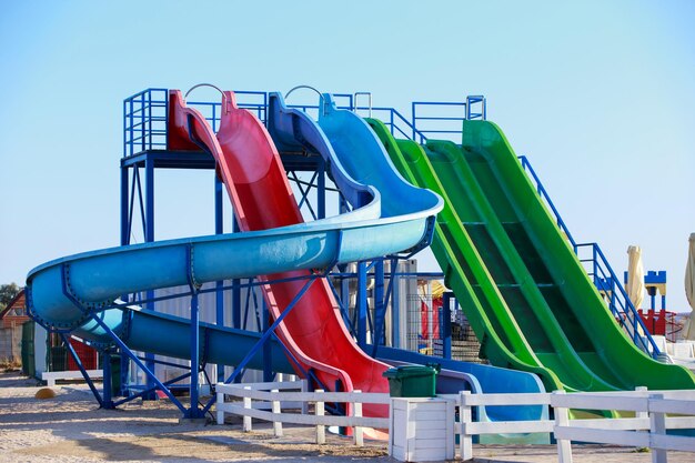 Photo des toboggans d'eau colorés