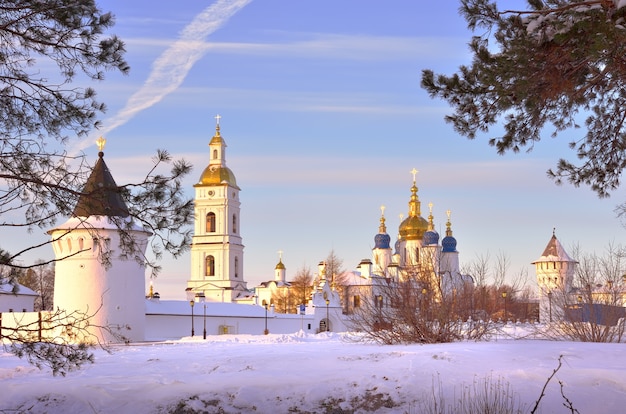 Photo tobolsk kremlin en hiver guest yard dômes de la cathédrale sainte-sophie de l'assomption et clochers