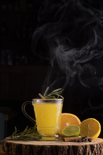 Toddy orange sur fond sombre une boisson chauffante