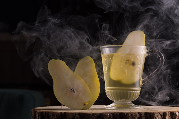 Toddy poire sur un fond sombre une boisson chauffante