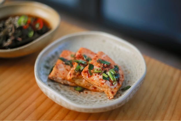 Le tofu braisé est un plat que les Coréens mangent Le tofu braisé est à base de sauce soja et de sauce en poudre de piment rouge