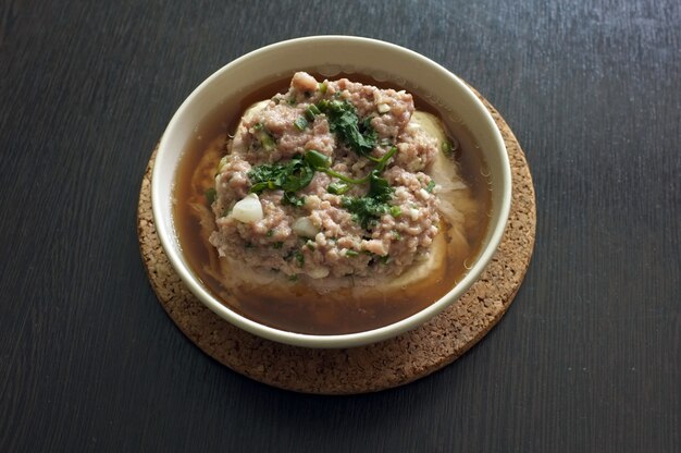 Tofu cuit à la vapeur avec garniture au porc haché