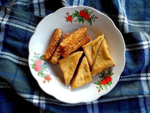 Tofu frit sur une assiette Cuisine culinaire indonésienne