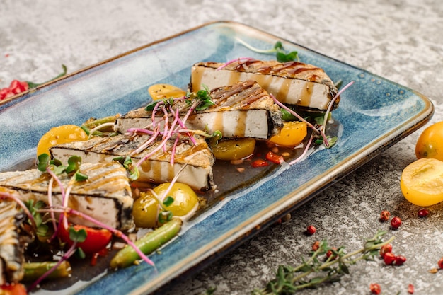 Tofu frit au fromage avec légumes et herbes