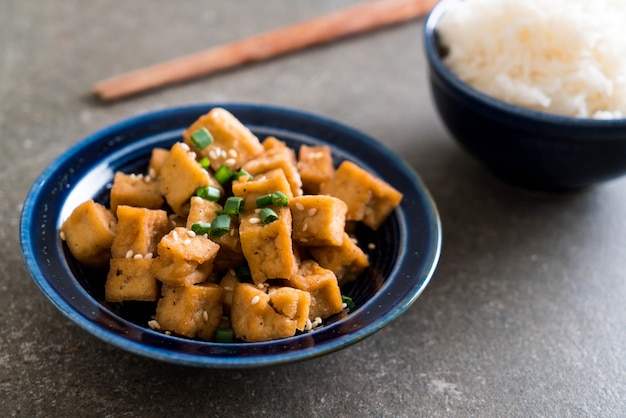 Tofu frit dans un bol au sésame