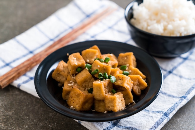 Tofu Frit dans un bol avec du sésame