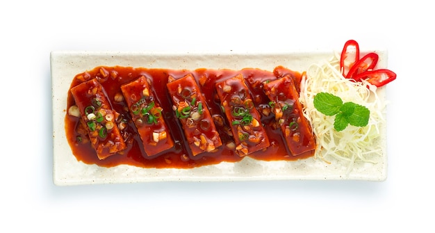 Tofu frit avec sauce chili douce et chaude Savoureuse cuisine fusion coréenne
