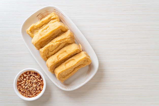 tofu frit avec sauce - style végétalien et végétarien