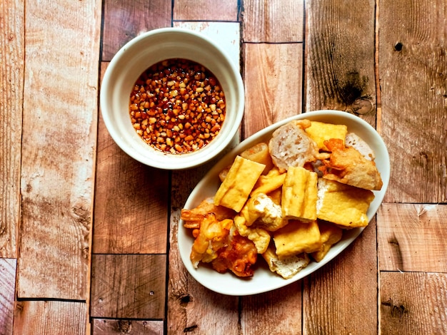 Tofu frit ou tofu frit avec sauce sucrée et épicée