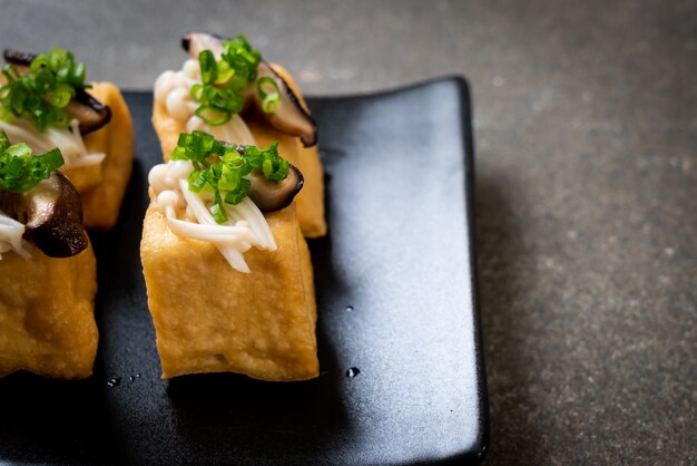 Tofu grillé avec champignons Shitake et champignons aux aiguilles dorées