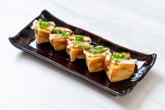 Tofu grillé avec champignons Shitake et champignons aux aiguilles dorées