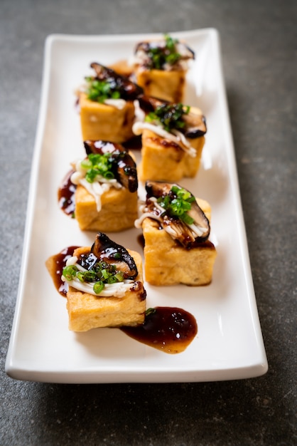 Tofu grillé avec champignons Shitake et champignons aux aiguilles dorées