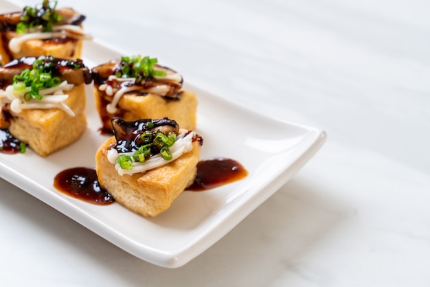 Tofu grillé avec champignons Shitake et champignons aux aiguilles dorées