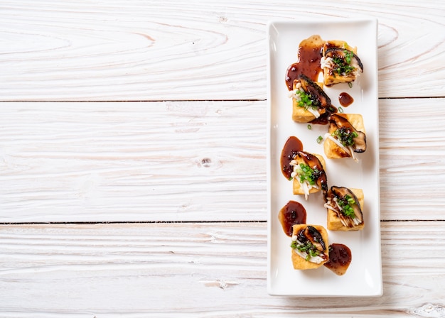 Tofu grillé avec champignons Shitake et champignons Golden Needle