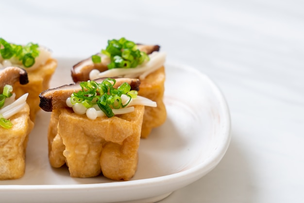 Tofu grillé avec champignons Shitake et champignons Golden Needle