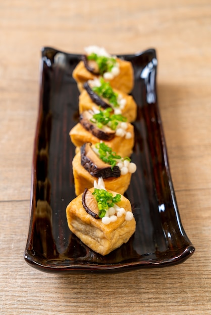 Tofu grillé avec champignons Shitake et champignons Golden Needle