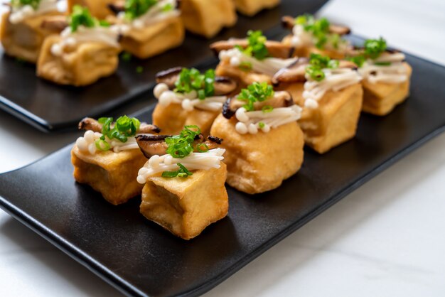 Tofu grillé avec champignons Shitake et champignons Golden Needle