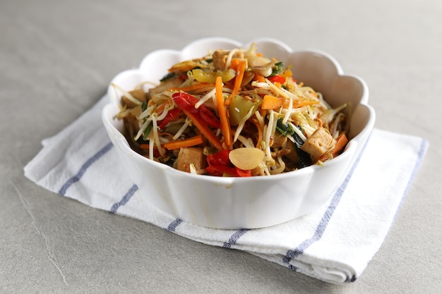 Tofu sauté fait maison avec choux ou tumis sayur tauge ou toge Servi dans un bol blanc