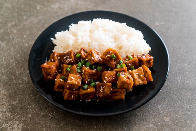 tofu sauté avec sauce épicée sur riz