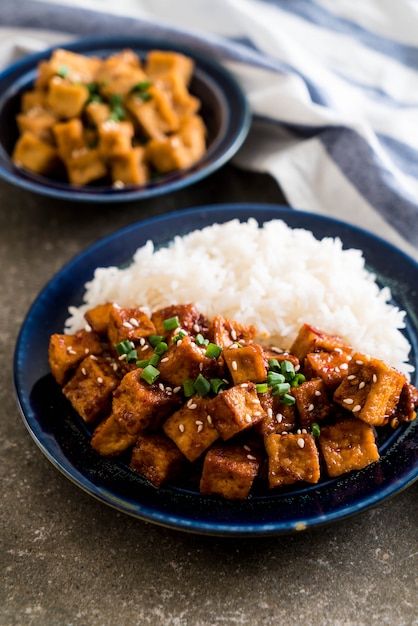 tofu sauté avec sauce épicée sur riz