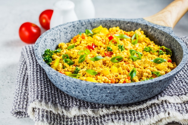 Tofu se brouiller avec des légumes dans une casserole