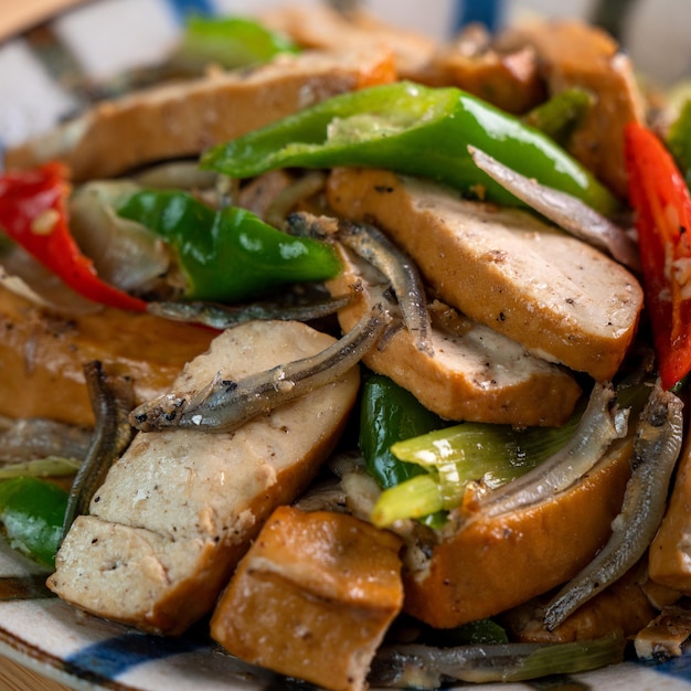 Tofu séché sauté fait maison avec du poisson séché et du piment vert