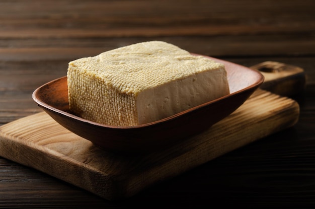 Tofu de soja caillé de légumes dans un bol d'argile sur la table de la cuisine