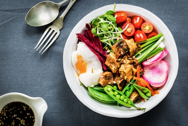 Tofu Teriyaki Avec Un œuf à La Coque, Betterave Rouge, Petits Pois Et Salade De Riz