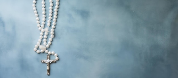 Photo une toile blanche avec un fond peint affichant un chapelet de perles bleues vu du dessus