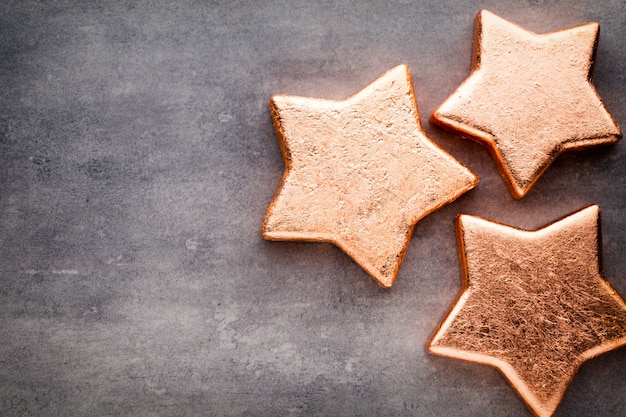 Étoile en bronze. Motif de Noël. Fond sur la couleur grise.