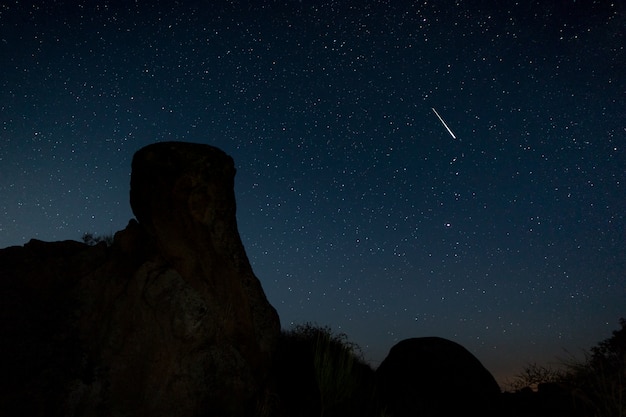 Étoile filante. Photographie de nuit dans la zone naturelle de Barruecos. Estrémadure. Espagne.