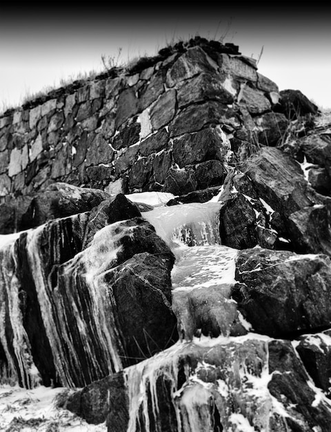 Toile de fond de composition de bokeh cascade gelée verticale noire et blanche vibrante
