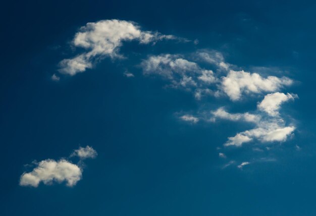 Toile de fond horizontale de jour lumineux dramatique cloudscape