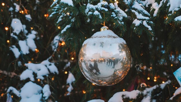 Toile de fond de jouets de sapin de Noël enneigé