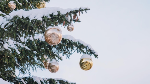 Toile de fond de jouets de sapin de Noël enneigé