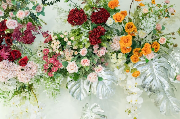 Toile de fond de mariage, décoration de fleurs de mariage, mur de roses, fond coloré, rose fraîche, bouquet de fleurs