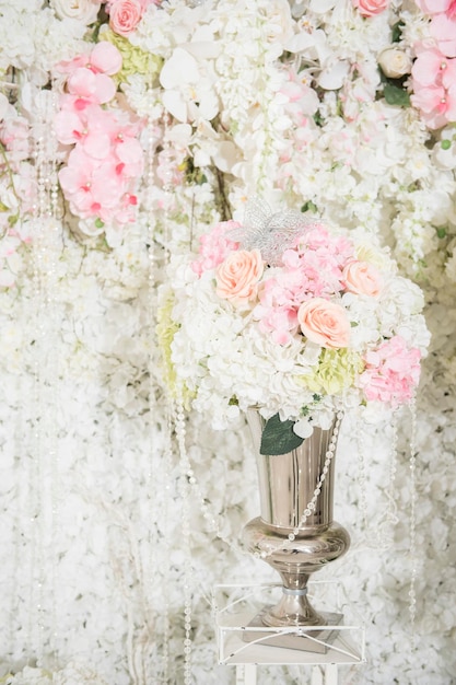 toile de fond de mariage avec des fleurs et des décorations de mariage