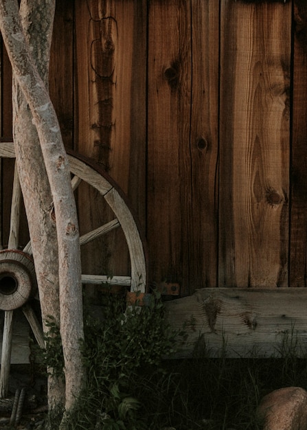 Toile de fond de mur de ferme en bois brun foncé