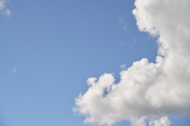 Toile de fond d'un nuage blanc dans un ciel d'été bleu Fond naturel avec des nuages doux