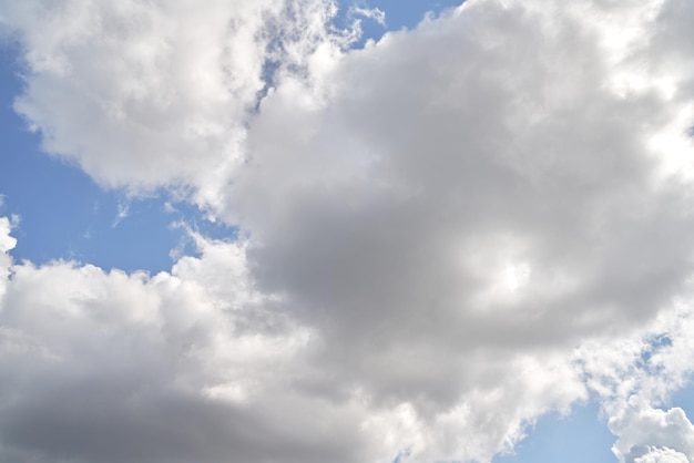 Toile de fond d'un nuage blanc dans un ciel d'été bleu Fond naturel avec des nuages doux