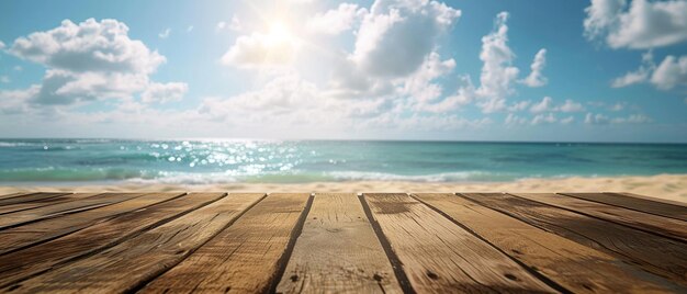 Toile de fond de plage ensoleillée avec table en bois et espace de copie