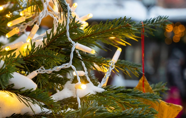 Étoile de jouets de nouvel an de sapin d'hiver de Noël. Fond de vacances.