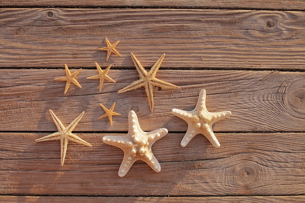 Étoile de mer sur une jetée en bois versée sur une terrasse en bois. Concept de vacances d'été. Vacances à la mer.