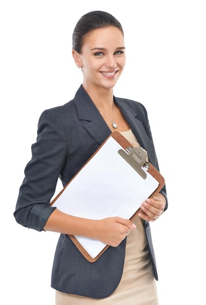 Étoile montante au bureau Portrait en studio d'une jeune employée de bureau confiante isolée sur blanc